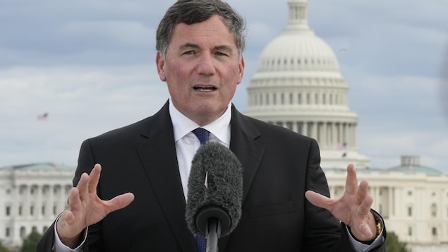 Dominic LeBlanc fait le point à l'ambassade canadienne à Washington, après avoir rencontré le président Donald Trump avec Mark Carney, le 7 octobre dernier.