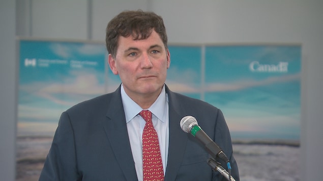 Le ministre des Pêches et des Océans, Dominic LeBlanc, lors du point de presse sur les nouvelles mesures pour sauver les baleines noires, mardi à Moncton. Le ministre des Pêches et des Océans, Dominic LeBlanc, lors du point de presse sur les nouvelles mesures pour sauver les baleines noires, mardi à Moncton.