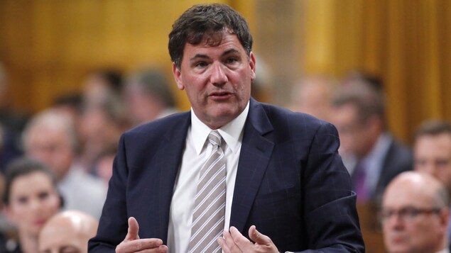 Dominic LeBlanc, qui était ministre des Pêches, des Océans et de la Garde côtière canadienne, devient ministre des Affaires intergouvernementales, du Commerce intérieur et des Affaires du Nord.