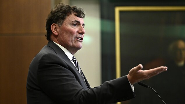 Dominic LeBlanc à un pupitre.