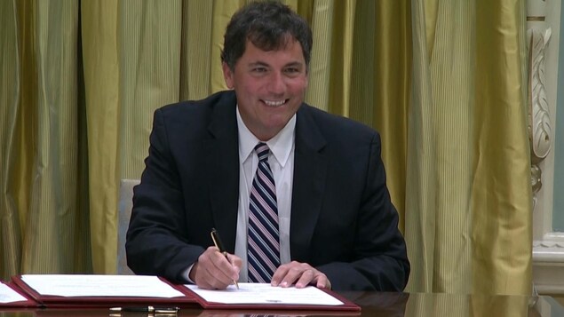 Dominic LeBlanc devient ministre des Affaires intergouvernementales et du Nord et du Commerce intérieur. Dominic LeBlanc devient ministre des Affaires intergouvernementales et du Nord et du Commerce intérieur.