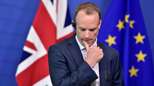 Le ministre britannique Dominic Raab réfléchit lors d'une conférence de presse