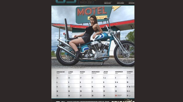 Une page d'un calendrier avec une moto réalisée par Dominic Simard.