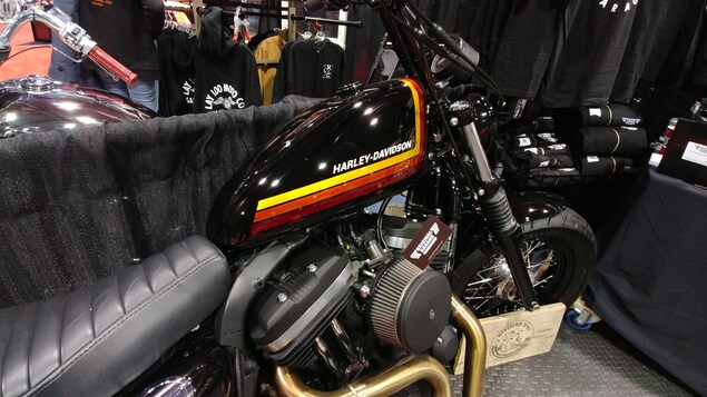 Une moto peinte par Dominic Simard.