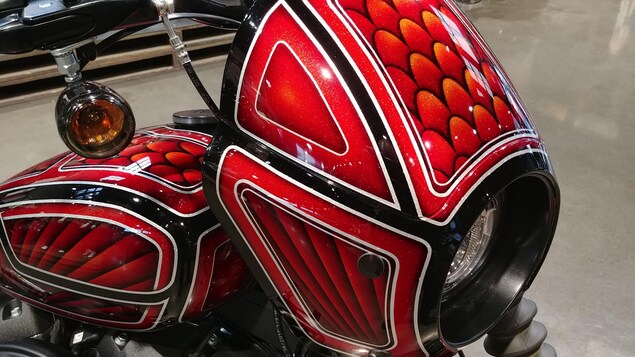 Le devant d'une moto peinte par Dominic Simard.