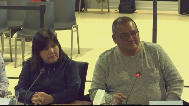 Lise Dominique et Conrad Gérald André témoignent à la Commission d'enquête sur les relations entre les Autochtones et certains services publics au Québec. Lise Dominique et Conrad Gérald André témoignent à la Commission d'enquête sur les relations entre les Autochtones et certains services publics au Québec.