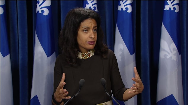 Dominique Anglade parle en conférence de presse.