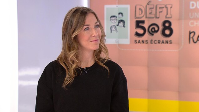 Dominique Bernèche dans les studios de Radio-Canada.