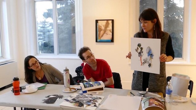 Dominique Rey présente un exemple de montage en relief. Brigitte Dorge et Eric Rae regardent l'oeuvre. Dominique Rey présente un exemple de montage en relief. Brigitte Dorge et Eric Rae regardent l'oeuvre.