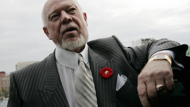 Don Cherry en veston sobre, arborant un coquelicot.
