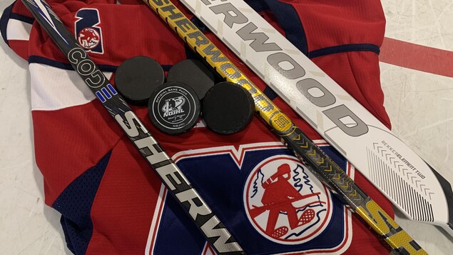 Don d’équipement pour l’équipe de hockey qui a tout perdu dans l’incendie de son autobus