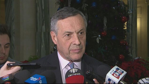 Don Morgan parle aux journaliste devant un sapin de Noël. Don Morgan parle aux journaliste devant un sapin de Noël.