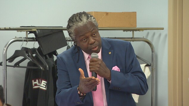 Mairie de Winnipeg : des commentaires « intolérants » de Don Woodstock durant un forum