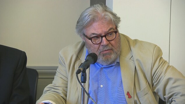 Donald Cuccioletta prend la parole lors d’une conférence de presse de la Coalition pour un forum alternatif au G7. Donald Cuccioletta prend la parole lors d’une conférence de presse de la Coalition pour un forum alternatif au G7.