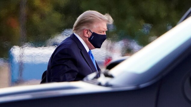 Donald Trump porte un masque.