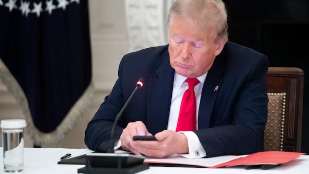 Donald Trump utilisant un téléphone intelligent.