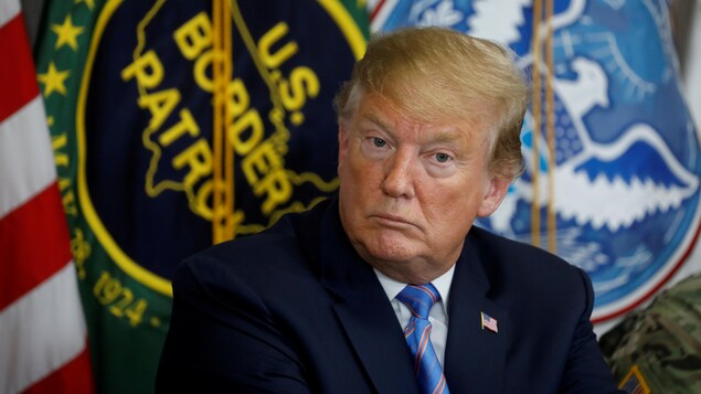 Le président américain Donald Trump participe à une table ronde sur l'immigration et la sécurité frontalière à la gare de Calexico de la U.S. Border Patrol avant de visiter la frontière entre les États-Unis et le Mexique à Calexico, Californie, États-Unis, le 5 avril 2019.