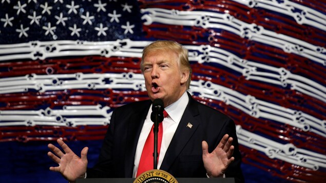 Le président des États-Unis, Donald Trump, a prononcé un discours au Wisconsin avant de signer le décret « Achetez américain et embauchez américain », le 18 avril 2017. Le président des États-Unis, Donald Trump, a prononcé un discours au Wisconsin avant de signer le décret « Achetez américain et embauchez américain », le 18 avril 2017.
