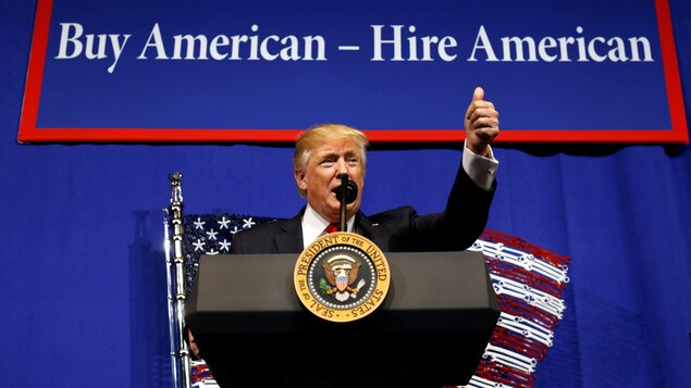 Le président des États-Unis, Donald Trump, prononce un discours au siège social du fabricant d’outils Snap-On, au Wisconsin, avant de signer le décret « Acheter américain, embaucher américain ».