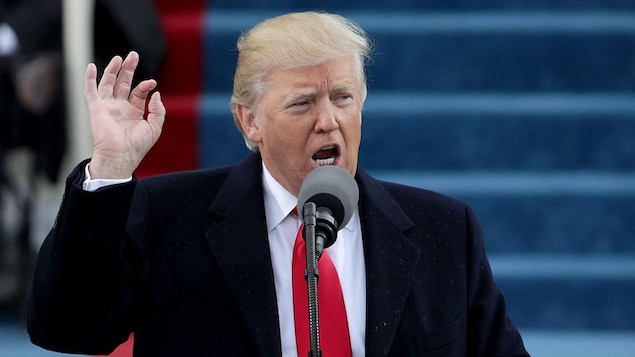Donald Trump livre un discours devant une foule réunie devant le Capitole, à Washington, DC.