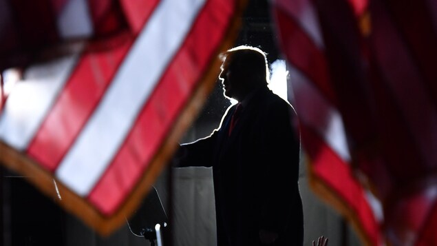 Donald Trump livre un discours sur scène.