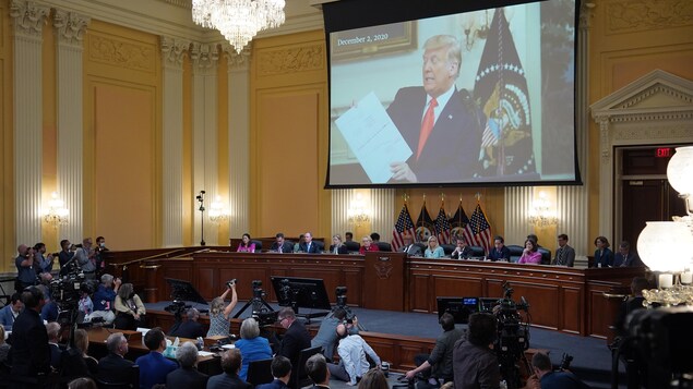 Une vidéo de Trump est présentée devant le comité.