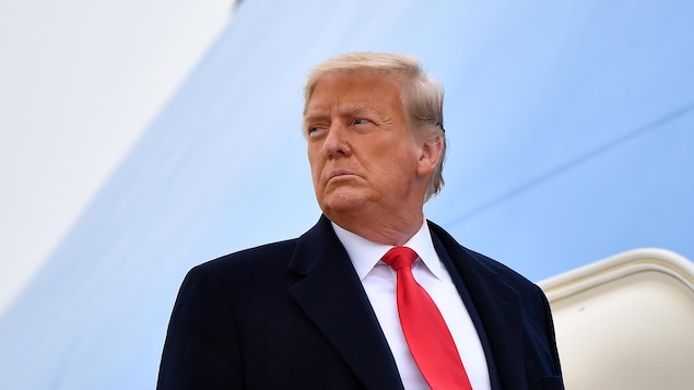 Portrait de Donald Trump qui s'apprête à monter à bord d'Air Force One.