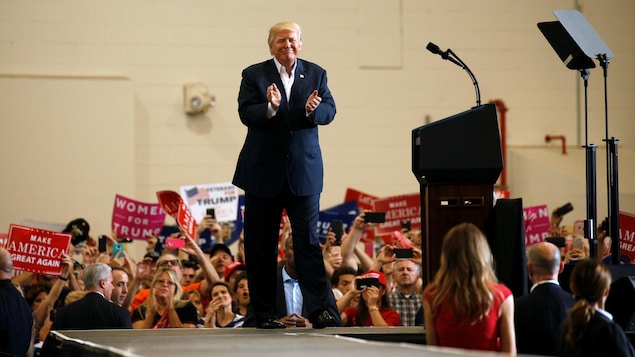 Donald Trump applaudit ses partisans en Floride.