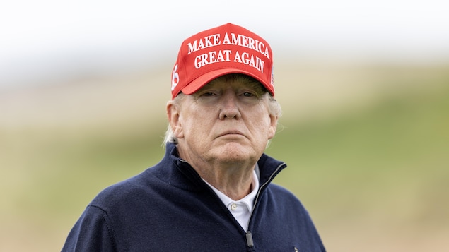 Donald Trump portant une casquette rouge sur laquelle il est écrit : Rendons sa grandeur à l'Amérique.