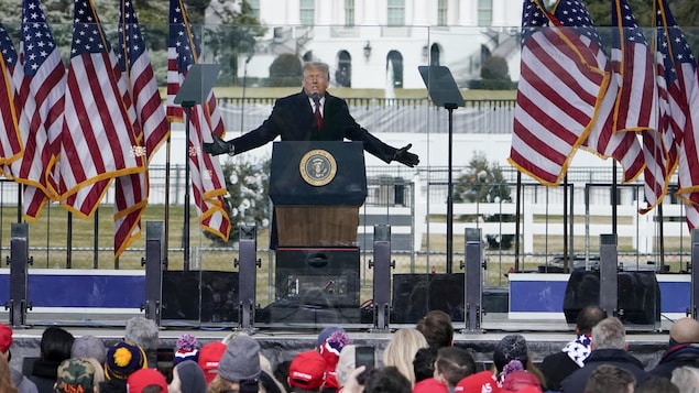 Avec la Maison-Blanche en arrière-plan, le président Donald Trump prend la parole lors d'un rassemblement.