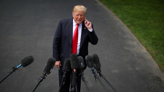 Le président Donald Trump s'adresse aux médias lors d'un point de presse.