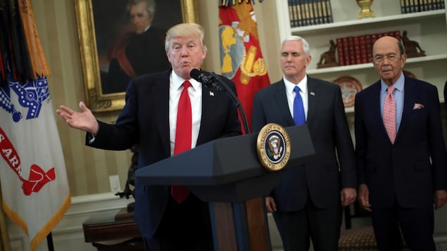 Le président des États-Unis Donald Trump en compagnie du vice-président Mike Pence et du secrétaire au Commerce Wilbur Ross à la Maison-Blanche, vendredi.