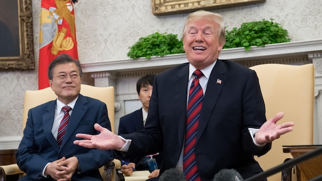 Donald Trump hausse les épaules en répondant à une question de la presse. Donald Trump hausse les épaules en répondant à une question de la presse.