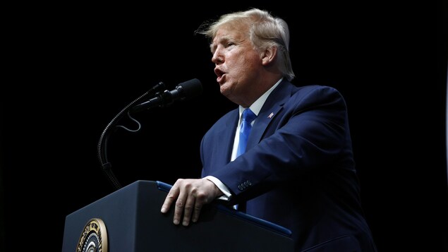 Donald Trump parle dans un micro.