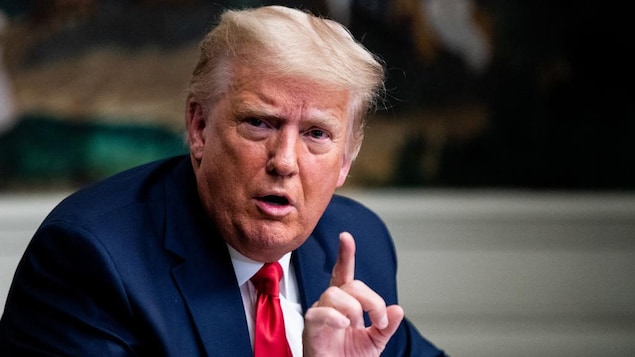 Donald Trump, le doigt levé, parle.