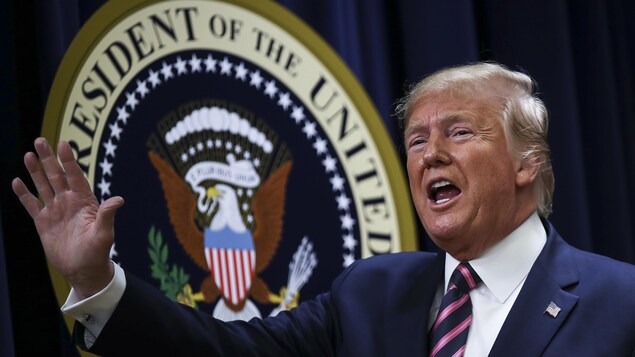 Le président Trump lève la main