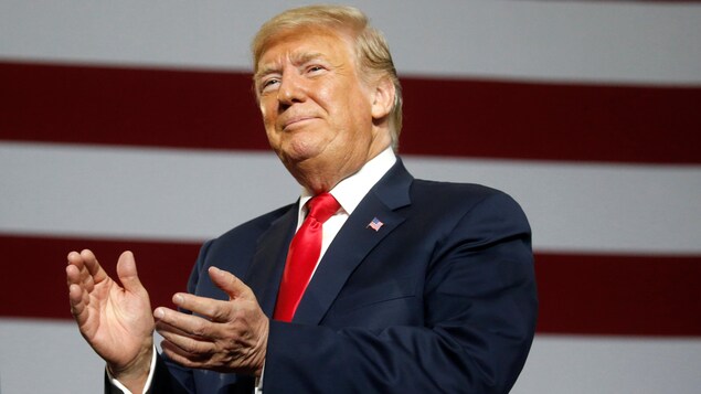 Le président Donald Trump applaudit. Le président Donald Trump applaudit.