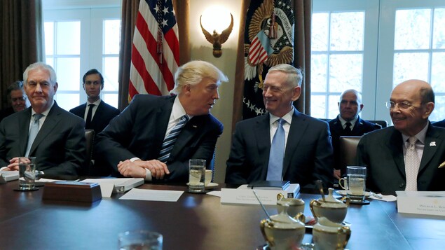 Donald Trump est entouré du secrétaire d’État, Rex Tillerson, du secrétaire à la Défense, James Mattis, et du secrétaire au Commerce, Wilbur Ross. Donald Trump est entouré du secrétaire d’État, Rex Tillerson, du secrétaire à la Défense, James Mattis, et du secrétaire au Commerce, Wilbur Ross.