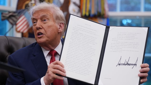 Trump annonce de nouveaux tarifs massifs sur les produits pharmaceutiques, camions et meubles, ravivant les craintes d'inflation et de perturbations commerciales