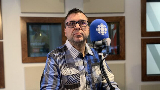 Donald Vallières en entrevue à Radio-Canada dans le studio de Rouyn-Noranda.