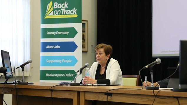 La ministre des Finances de la Saskatchewan, Donna Harpauer, présente le budget provincial 2022-2023.