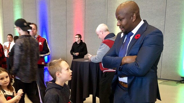 Donovan Bailey, les bras croisés, répond aux questions d'un jeune garçon.
Donovan Bailey, les bras croisés, répond aux questions d'un jeune garçon.