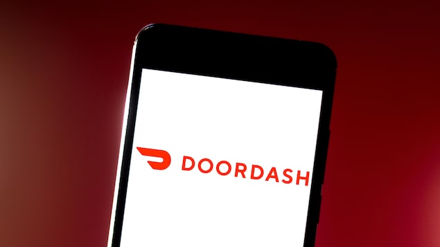 Le logo de DoorDash diffusé sur un écran de téléphone.