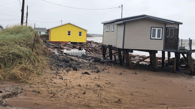 Un des chalets sur pilotis dont la base et la plage environnante ont été abîmé par la tempête.