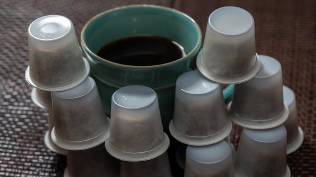 Une pile de dosettes de café. Une pile de dosettes de café.
