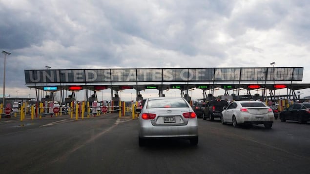 Des automobilistes attendent au poste frontalier de Saint-Bernard-de-Lacolle.