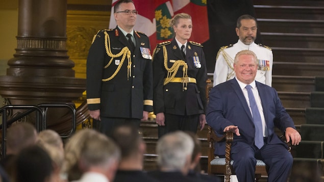 Le premier ministre de l'Ontario, Doug Ford, sourit lors de la cérémonie d'assermentation.
