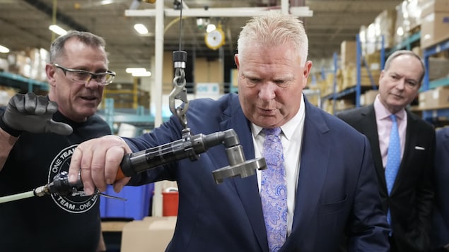 Le premier ministre Doug Ford participe à l'assemblage d'un drain d'îlot dans une manufacture d'Oakville, en compagnie du ministre des Finances, Peter Bethlenfalvy, en prévision du dépôt du budget 2023. 