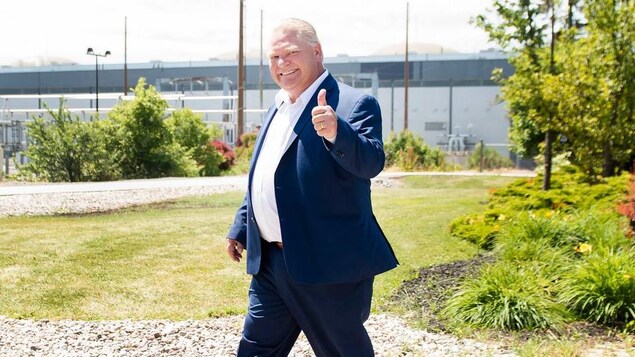 Doug Ford tient le pouce dans les airs Doug Ford tient le pouce dans les airs