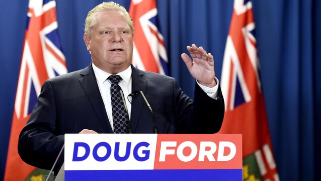 Doug Ford parle derrière un podium lors d'un point de presse à Mississauga le 10 mai 2018.